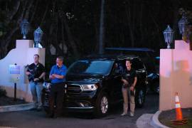 Agentes del Servicio Secreto armado se paran frente a la entrada de la propiedad Mar-a-Lago del expresidente Donald Trump en Palm Beach.