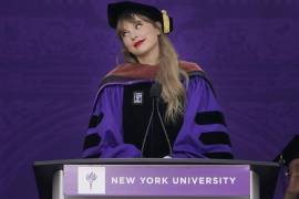 Taylor Swift habla en la ceremonia de graduación de la Universidad de Nueva York en el Yankee Stadium.