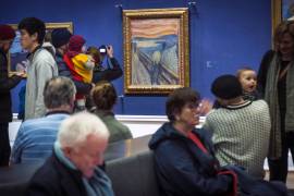 Personas miran “El grito” de Edvard Munch en la Galería Nacional en Oslo, Noruega. Activistas de la organización noruega Stopp Oljeletinga intentaron pegarse al marco de la pintura.