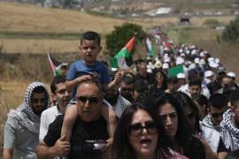 La gente participa en una marcha en apoyo del pueblo palestino antes del día de la Nakba en la aldea de Al Kasayir, en Haifa. Los palestinos conmemorarán el 76º año de su expulsión masiva. de lo que hoy es Israel.