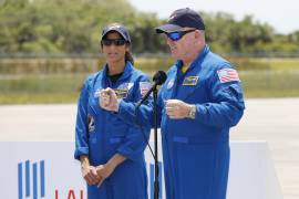 Los astronautas de la NASA Butch Wilmore, derecha, y Suni Williams hablan con los medios después de su llegada al Centro Espacial Kennedy.
