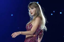 Swift recaudó aproximadamente 200 millones de dólares en ventas de mercancía y que su exitosa adaptación cinematográfica de la gira, “Taylor Swift: The Eras Tour”, habría ganado aproximadamente 250 millones de dólares en ventas