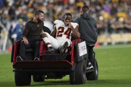 El corredor de los Browns, Nick Chubb, es retirado del campo con una lesión durante la primera mitad del partido contra los Pittsburgh Steelers.
