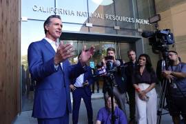 El gobernador de California, Gavin Newsom, habla con periodistas en Sacramento. El estado de California presentó una demanda contra algunas de las compañías de petróleo y gas más grandes del mundo.