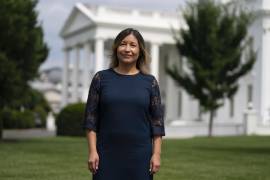 La directora de Asuntos Intergubernamentales de la Casa Blanca, Julie Chavez Rodriguez, frente a la Casa Blanca, el miércoles 9 de junio de 2021, en Washington.