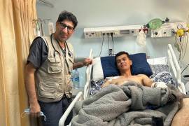 El Dr. Ammar Ghanem, un especialista en UCI de Detroit que trabaja como voluntario en uno de los últimos hospitales en funcionamiento de Gaza, junto a un paciente que se recupera de una neumonía en Gaza.