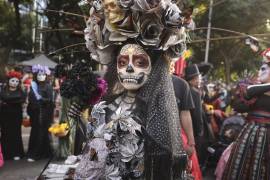 Una persona vestida como “Catrina” desfila por la icónica avenida Reforma de la Ciudad de México durante las celebraciones previas al Día de Muertos en México, el domingo 22 de octubre de 2023.