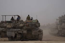 Mientras se espera por una respuesta favorable a la propuesta de tregua, soldados isralíes continúan vigilando la frontera con la Franja de Gaza.