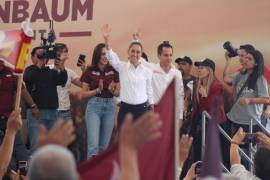 Claudia Sheinbaum, candidata presidencial por Morena, PT y Partido Verde, se compromete a revisar las concesiones de agua durante su visita a Torreón.