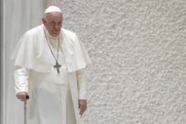 El Papa Francisco llega para una audiencia en la sala del Papa Pablo VI en el Vaticano.