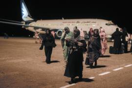 Un grupo de sudaneses que estaban varados en Yida, Arabia Saudí, llegan al aeropuerto de Port Sudan el 11 de mayo de 2023.