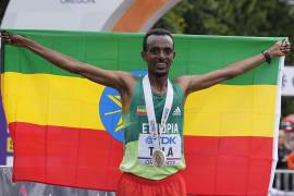 Tamirat Tola encabezó el 1-2 para Etiopía del Maratón del Mundial, seguido por Mosinet Geremew.