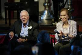 El expresidente Jimmy Carter y su esposa, la exprimera dama Rosalynn Carter, se sientan juntos durante una recepción para celebrar su 75 aniversario de bodas el 10 de julio de 2021 en Plains, Georgia.