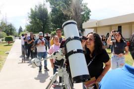 La UAdeC colocó cuatro telescopios para que los asistentes pudieran admirar el eclipse total de sol, en la explanada de la Unidad Camporredondo.