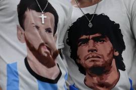 Los fanáticos de Argentina usan camisetas de Lionel Messi, izquierda, y Diego Maradona antes del partido de fútbol semifinal de la Copa Mundial entre Argentina y Croacia en el Estadio Lusail en Lusail, Qatar.