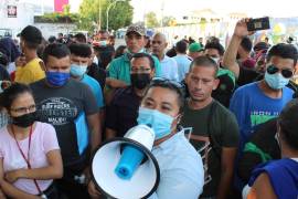 Este jueves por la tarde los migrantes protestaron frente al acceso principal de las oficinas de regulación migratoria del Instituto Nacional de Migración.