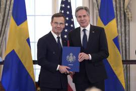 El primer ministro sueco, Ulf Kristersson (i), y el secretario de Estado de Estados Unidos, Antony Blinken (d), posan con la carta del instrumento de adhesión de Suecia en la OTAN en Washington.