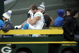 Joey Bosa salió con lágrimas en el rostro durante la derrota de sus Chargers ante los Packers.