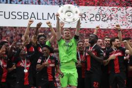 Jugadores del Bayer Leverkusen festejan tras asegurar el título de la Bundesliga sin haber sufrido derrotas durante toda la temporada.