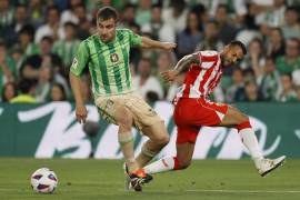El defensa griego del Betis, Sokratis Papastathopoulos se escapa de Jonathan Viera, del Almería, durante el partido de LaLiga.