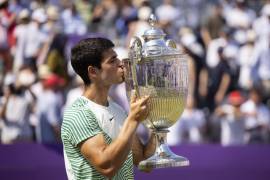 El tenista español Carlos Alcaraz regresa a la gloria en Queen’s; desplaza al serbio Novak Djokovic como el #1 del mundo.