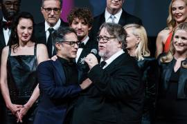 Gael Garcia Bernal (C-I) y Guillermo del Toro (C-D) cantan durante la celebración del 75 aniversario del Festival de Cine de Cannes.