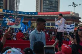 Maduro, de 61 años, controla el poder legislativo, el ejército, la policía, el sistema judicial, el consejo electoral nacional, el presupuesto del país y gran parte de los medios de comunicación, por no mencionar los violentos grupos paramilitares llamados colectivos.