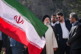 Una foto proporcionada por la oficina presidencial iraní muestra al presidente iraní Ebrahim Raisi (C) de carreteras iraníes y al ministro urbano Mehrdad Bazrpash (2-R) en el Sitio de la presa Qiz-Qalasi construida por Irán y Azerbaiyán en el río Aras en la frontera compartida entre Irán y Azerbaiyán en el noroeste de Irán, el 19 de mayo de 2024. Según los medios estatales iraníes, un helicóptero que transportaba al presidente iraní Ebrahim Raisi sufrió un ‘ aterrizaje forzoso», sin dar más información sobre el incidente. Raisi regresaba después de una ceremonia de inauguración de la presa Qiz-Qalasi construida conjuntamente por Irán y Azerbaiyán en el río Aras en la frontera compartida entre Irán y Azerbaiyán en el noroeste de Irán..