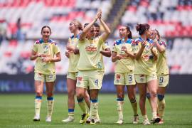 El América Femenil celebra su victoria contundente sobre Chivas, consolidando su dominio en el fútbol femenino mexicano.