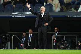 El técnico del Real Madrid Carlo Ancelotti da instrucciones durante la semifinal de vuelta de la Liga de Campeones donde eliminaron al Bayern.