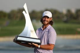 Tommy Fleetwood aprovechó el descalabro de la estrella del golf, Rory McIlroy, para conquistar el torneo en Dubai.