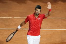 El serbio Novak Djokovic celebra tras ganar su duelo ante el francés Corentin Moutet en su presentación en el Abierto de Italia en Roma.