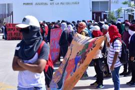 Normalistas de la Escuela Normal Rural de Ayotzinapa realizaron un mitin a las afueras de las instalaciones del Poder Judicial de la Federación en Acapulco, en donde se encuentra en audiencia la madre del normalista Yanqui Khotan Gómez Peralta.