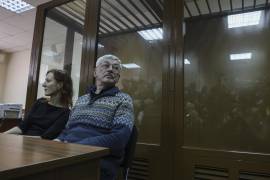 Oleg Orlov escucha su veredicto en la audiencia judicial en el Tribunal de Distrito de Golovinsky en Moscú, Rusia.