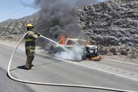 Personal de Protección Civil trabajó arduamente para extinguir el incendio del vehículo, evitando una tragedia mayor.
