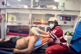 Los paramédicos de la Cruz Roja brindaron asistencia al hombre, quien presentaba fracturas en la pierna y en el cráneo.