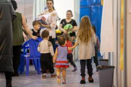 Los niños evacuados de Ucrania juegan en el campo de pruebas para refugiados en el centro nacional de exposiciones MoldExpo en Chisinau, Moldavia. EFE/EPA/Dumitru Doru