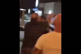 Mike Perry de la UFC golpea a un hombre mayor en un restaurante