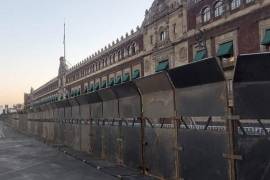 Este sábado por la tarde ya estaba cubierto todo el frente de Palacio Nacional.