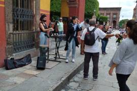 Flor Amargo canta en calles de San Miguel de Allende... y la retiran