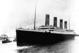 El Titanic sale de Southampton, Inglaterra, en su viaje inaugural el 10 de abril de 1912.