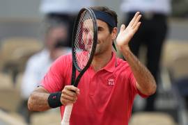 Amonestan a Federer por 'lento' y pone el acelerador rumbo a la victoria en Roland Garros