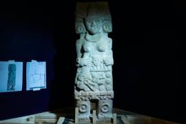 La enorme estatua forma parte de la exposición “Mujeres huastecas mesoamericanas: Diosas, guerreras y gobernadoras” en el Museo Nacional de Arte Mexicano en Chicago.
