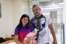 Los padres de familia, originarios de Saltillo, Coahuila, recibieron el alta de su hija Beila, este jueves/FOTO: CORTESÍA