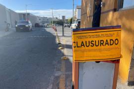 Autoridades colocan sellos de clausura en los accesos del fraccionamiento de la capital coahuilense | Foto: Alonso Flores