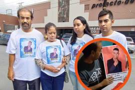 En el video parece la madre de Samuel Isaí, quien rompió en llanto, mientras que su padre sostuvo una fotografía del joven, quien murió el pasado 12 de octubre en Monterrey.