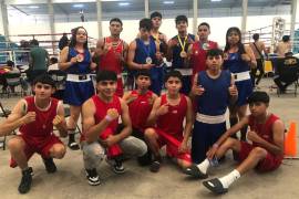 Los boxeadores de Coahuila muestran orgullosos las medallas obtenidas en el Festival Olímpico de Boxeo en Oaxtepec, Morelos.