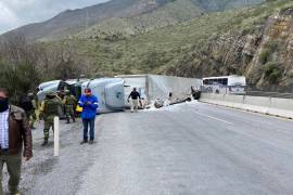 Cierran la carretera 57 con dirección de Saltillo a Matehuala por volcadura de trailer