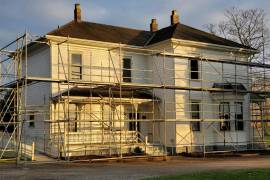 La construcción de una casa nueva implica una inversión significativa de tiempo y dinero.