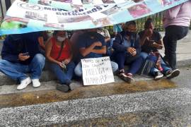 Padres de niños con cáncer inician huelga de hambre afuera de la Secretaría de Salud en la CDMX